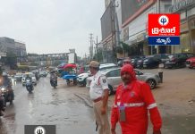 వర్షంలోనూ ప్రజాసేవలో సైబరాబాద్ పోలీసులు