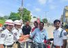 చలానా కాదు.. రాఖీతో రోడ్డు భద్రతపై అవగాహన!