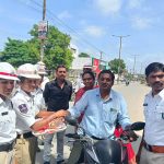 చలానా కాదు.. రాఖీతో రోడ్డు భద్రతపై అవగాహన!
