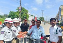 చలానా కాదు.. రాఖీతో రోడ్డు భద్రతపై అవగాహన!