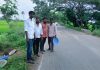 రోడ్డు మరమ్మతులను పట్టించుకోని అధికారులు…