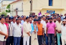 భీంగల్ మాజీ జెడ్పిటిసి చౌట్పల్లి రవి తండ్రి అంత్యక్రియల్లో పాల్గొన్న మాజీ మంత్రి, ఎమ్మెల్యే వేముల ప్రశాంత్ రెడ్డి…