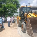 పిప్రిలో గుంతలకు తాత్కాలిక మరమ్మతులు…