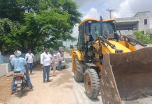 పిప్రిలో గుంతలకు తాత్కాలిక మరమ్మతులు…