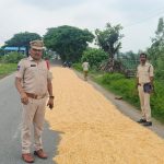 రోడ్లపై ధాన్యం, మక్కలు ఆరబెట్టడం ప్రమాదాలకు కారణం – కమ్మరపల్లి ఎస్ఐ…