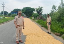 రోడ్లపై ధాన్యం, మక్కలు ఆరబెట్టడం ప్రమాదాలకు కారణం – కమ్మరపల్లి ఎస్ఐ…